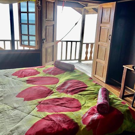 Beachfront Hut Upstairs Astra - Beach Shack Chalet Kampong Juara Buitenkant foto
