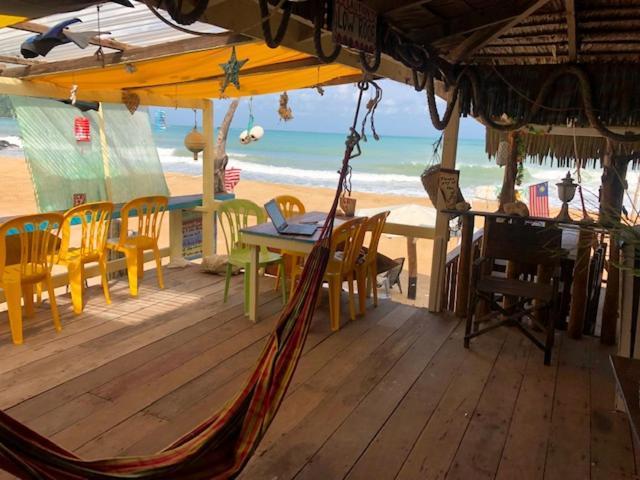 Beachfront Hut Upstairs Astra - Beach Shack Chalet Kampong Juara Buitenkant foto