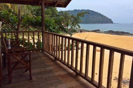 Beachfront Hut Upstairs Astra - Beach Shack Chalet Kampong Juara Buitenkant foto