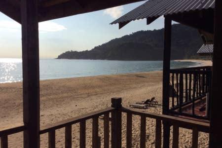 Beachfront Hut Upstairs Astra - Beach Shack Chalet Kampong Juara Buitenkant foto
