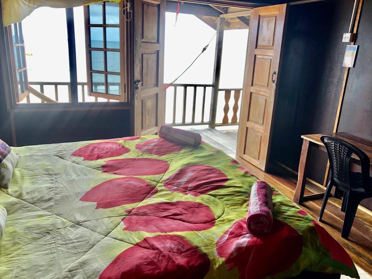 Beachfront Hut Upstairs Astra - Beach Shack Chalet Kampong Juara Buitenkant foto